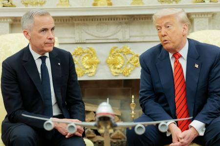 　カナダのカーニー首相（左）とトランプ米大統領＝６日、ホワイトハウス（ゲッティ＝共同）