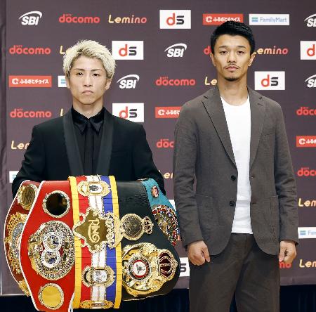 　公式記者会見を終え写真撮影に応じる世界スーパーバンタム級４団体統一王者の井上尚弥（左）と挑戦者の中谷潤人＝３０日、東京都文京区