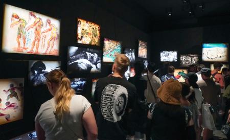 　原爆資料館で展示を見る外国人入館者ら＝７月、広島市中区