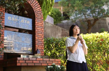 　長崎市で開かれた集会で思いを述べる田添真菜さん＝１５日午前