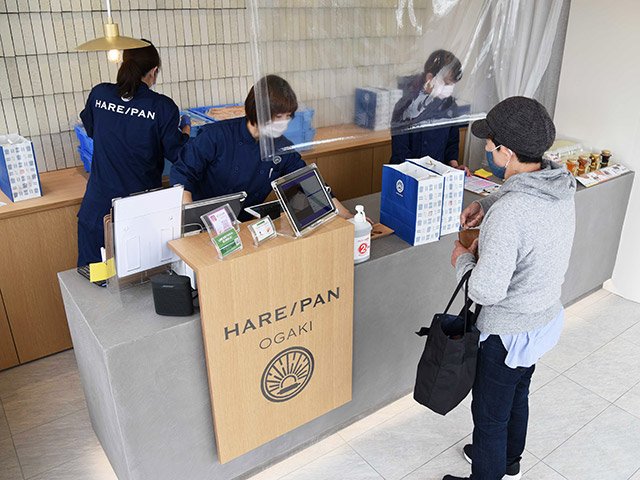 新たに開店した「純生食パン工房ＨＡＲＥ／ＰＡＮ（ハレパン）」の大垣店＝大垣市今宿