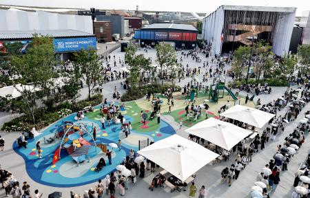 　子ども連れでにぎわう、遊具が設置されたエリア＝１６日、大阪市此花区の夢洲