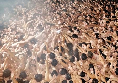 「西大寺会陽」で、投下された宝木を奪い合う男たち＝１５日夜、岡山市東区の西大寺観音院