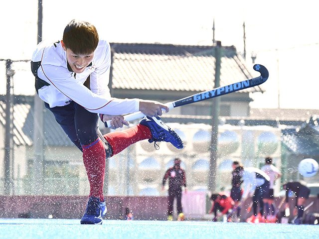 自身の代名詞ともいえるフリックシュートの練習に励む山田翔太＝３月、瑞穂市内