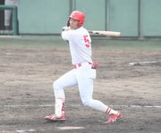 金沢学院大×中部学院大＝４回表中部学院大１死三塁、先制の適時打を放つ大江＝弁慶スタジアム