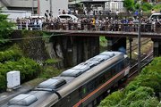 高山駅を発車する「さよならキハ８５系」号。多くの人が別れを惜しんだ＝９日午後２時、高山市昭和町