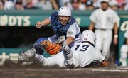 日大三×県岐阜商＝２回表日大三２死二塁、松永の左前打で本塁を狙う永野をタッチアウトにする捕手小鎗＝甲子園
