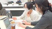 講師（右）からオンラインショップ運営のコツを聞く参加者＝岐阜県庁