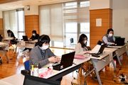 新型コロナウイルスの感染拡大に伴い、対応に追われる職員＝２４日午前、岐阜県各務原市那加不動丘、岐阜保健所