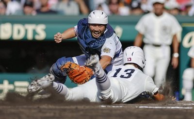 日大三×県岐阜商＝２回表日大三２死二塁、松永の左前打で本塁を狙う永野をタッチアウトにする捕手小鎗＝甲子園