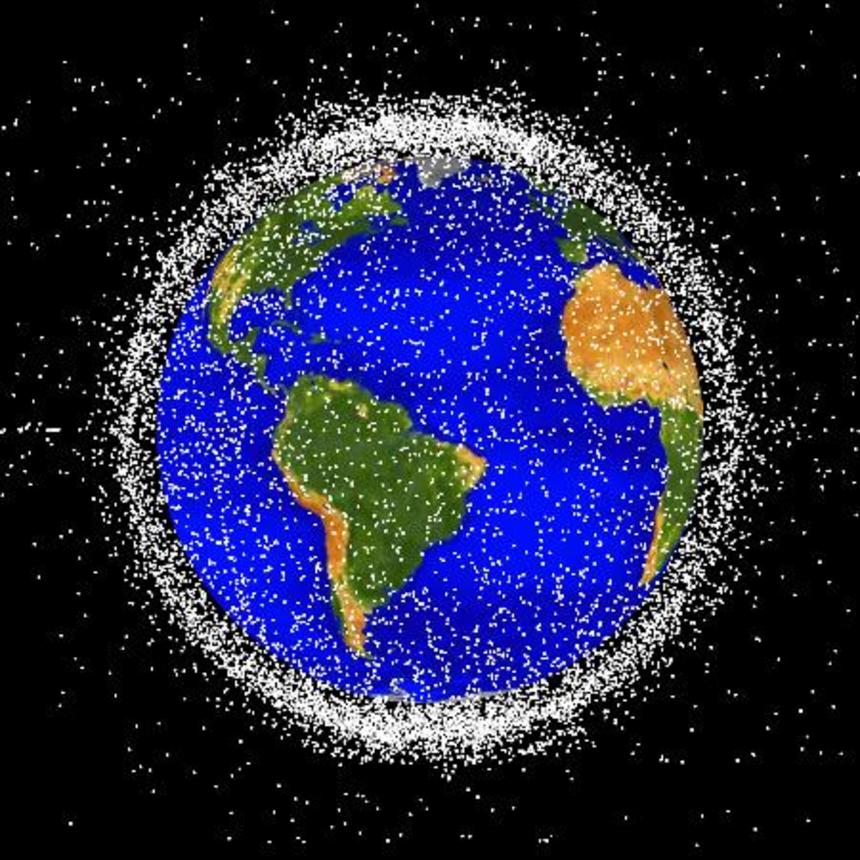 　高度２千キロ以下を漂う宇宙ごみのイメージ（ＮＡＳＡ提供）