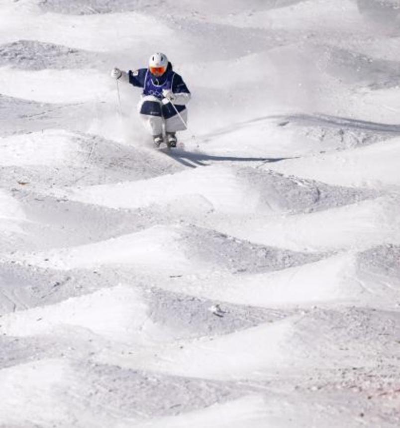　男子モーグル予選　コブを攻める島川拓也＝リビーニョ（共同）