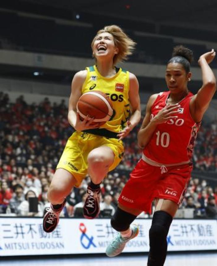 　デンソー―ＥＮＥＯＳ　第１クオーター、攻め込むＥＮＥＯＳ・宮崎（左）＝国立代々木競技場