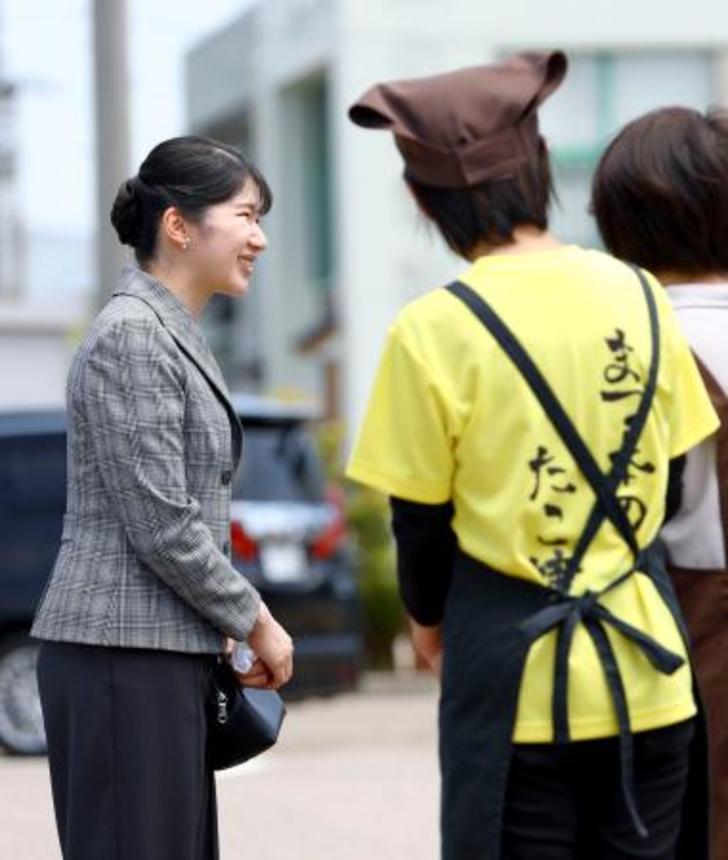 　道の駅「とぎ海街道」を訪れ、仮設住宅の入居者や仮設店舗の関係者らに声をかけられる天皇、皇后両陛下の長女愛子さま＝１９日午前、石川県志賀町（代表撮影）