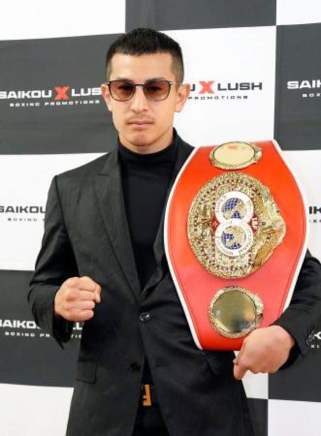 　記者会見でポーズをとるＩＢＦフライ級王者の矢吹正道＝７日、名古屋市