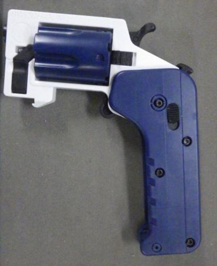 　回収された中国製のプラスチック玩具銃（静岡・南署提供）