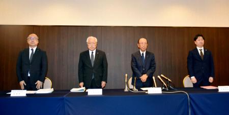 　元経理職員による着服について記者会見で謝罪する開新学園の甲斐達也理事長（右から２人目）ら＝１８日午後、熊本市