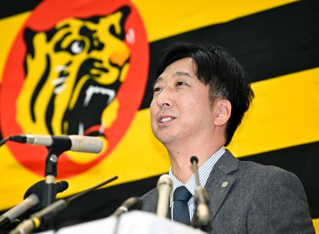 　オーナー報告後に記者会見する阪神・藤川監督＝３１日、大阪市福島区の阪神電鉄本社