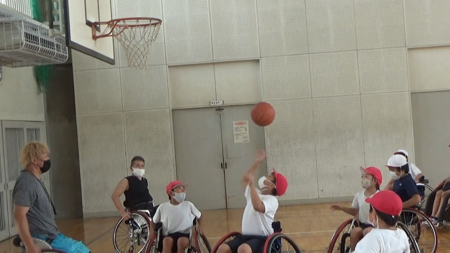 指導を受けて車いすバスケの試合をする児童たち＝岐南町八剣、北小学校
