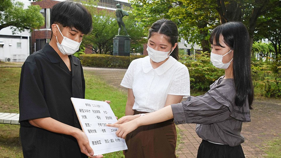 参院選で注目する政策について意見を交わす学生＝瑞穂市穂積、朝日大