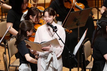 　東北ユースオーケストラの公演で朗読するのんさん＝２６日、東京・赤坂のサントリーホール