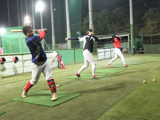 明治神宮大会初戦に向け練習に励む中部学院大の選手＝中部学院大桐ケ丘球場