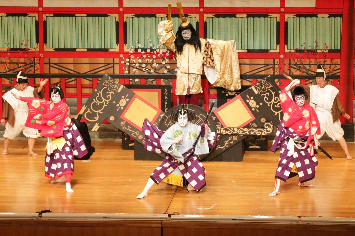 公演で威勢良く見えを切る東座歌舞伎保存会の役者たち＝岐阜市学園町、ぎふ清流文化プラザ