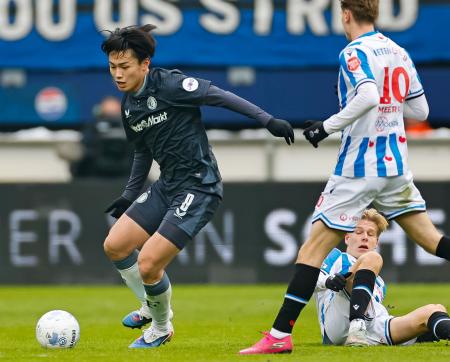 　ヘーレンフェイン戦の後半、攻め込むフェイエノールトの上田（左）＝ヘーレンフェイン（共同）