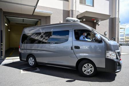 　送検のため福島県警郡山署を出る若山哲夫容疑者を乗せた車＝９日午前
