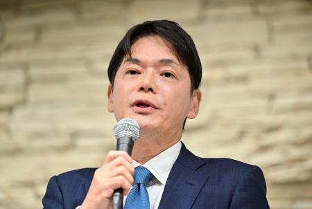 　横浜市長選への立候補で記者会見する山中竹春前市長＝２９日午前、横浜市