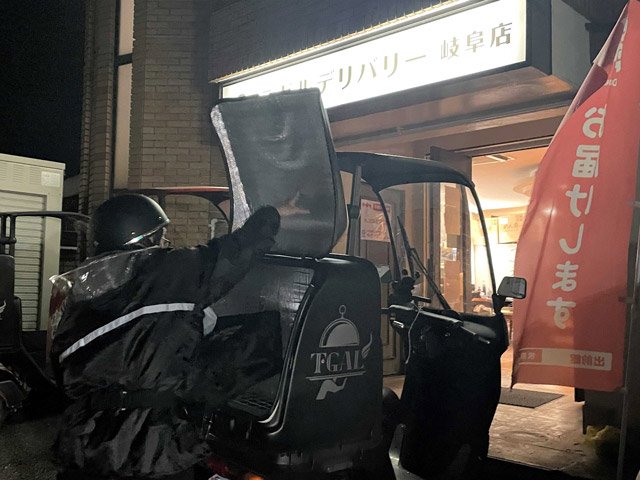 注文を受けて配達に向かうスタッフ＝２８日午後７時５５分、岐阜市東栄町、テガルデリバリー岐阜店