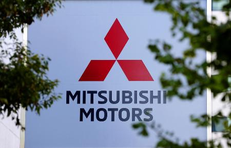 　三菱自動車の看板＝東京都港区