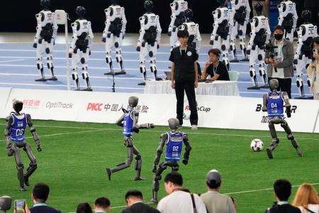 　「世界人型ロボットスポーツ大会」で行われたサッカーのエキシビションマッチ＝２２日、北京（共同）