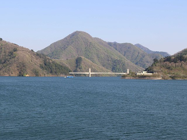 本郷地区の望郷広場から望む徳山ダム湖。右奥の施設が徳山会館＝揖斐郡揖斐川町