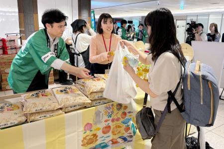 　アイリスオーヤマがＪＲ東京駅で開いた販売会で備蓄米を購入する客＝１０日（同社提供）