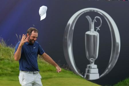 　ゴルフの全英オープンで初優勝を決め、喜ぶスコッティ・シェフラー＝２０日、ロイヤルポートラッシュＧＣ（ＡＰ＝共同）