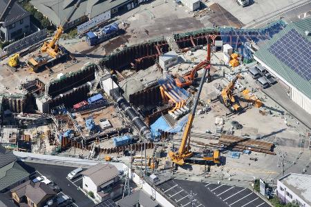 　埼玉県八潮市の道路陥没事故の現場＝７月