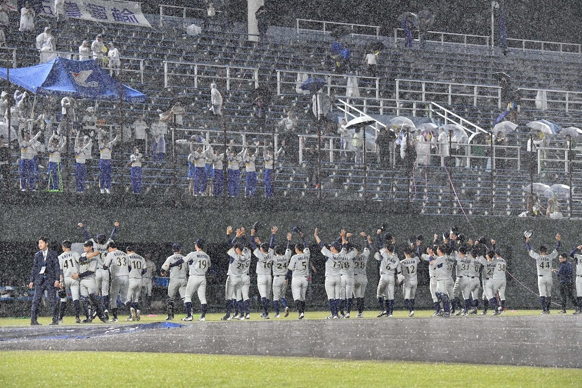 ６年連続４３度目の本大会出場を決め、スタンドと喜びを分かち合う西濃運輸の選手たち＝１５日午後８時２９分、愛知県岡崎市、岡﨑レッドダイヤモンドスタジアム（撮影・山田雄大）