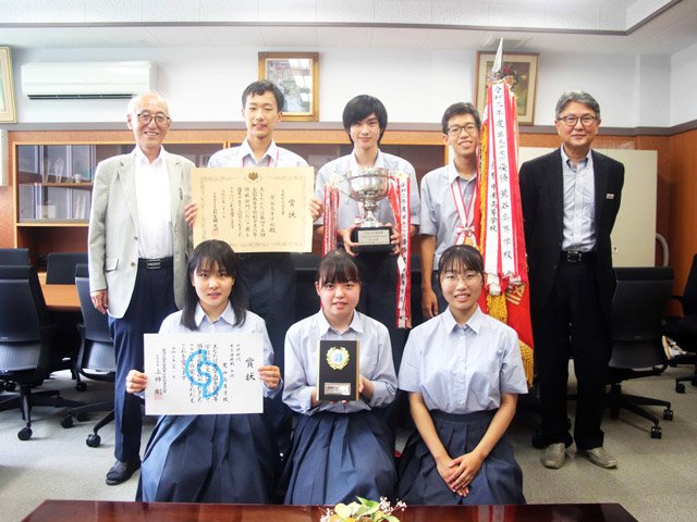 全国高校将棋選手権団体戦で優勝した（後段右から２人目から）宮堂力旗さん、加藤慎士さん、宮堂孔暉さん、５位入賞した（前段右から）大木原由梨さん、森萌々子さん、岩佐美帆子さん＝岐阜市鴬谷町、鴬谷高校