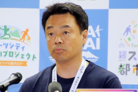 　北海道苫小牧市役所で、記者会見する金沢俊市長＝２６日午前