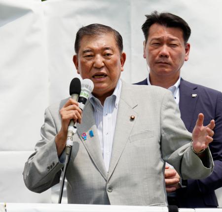 　街頭演説する自民党総裁の石破首相＝４日午前、福島県白河市