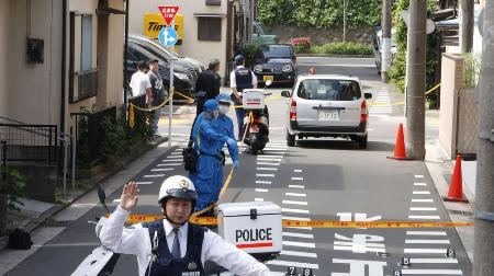 　男が逃走した現場付近を調べる警察官＝２２日、横浜市神奈川区