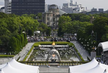 　昨年８月、広島市の平和記念公園で開催された平和記念式典。奥は原爆ドーム