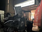 注文を受けて配達に向かうスタッフ＝２８日午後７時５５分、岐阜市東栄町、テガルデリバリー岐阜店