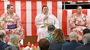 名古屋場所に向けた意気込みを語る琴桜関（中央）＝羽島市福寿町平方、リバティ第４ビル