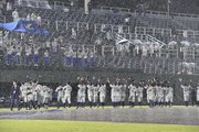 ６年連続４３度目の本大会出場を決め、スタンドと喜びを分かち合う西濃運輸の選手たち＝１５日午後８時２９分、愛知県岡崎市、岡﨑レッドダイヤモンドスタジアム（撮影・山田雄大）