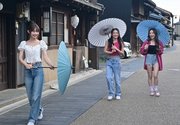 岐阜和傘を片手に川原町界わいを散策する楽天ガールズのメンバー＝岐阜市湊町