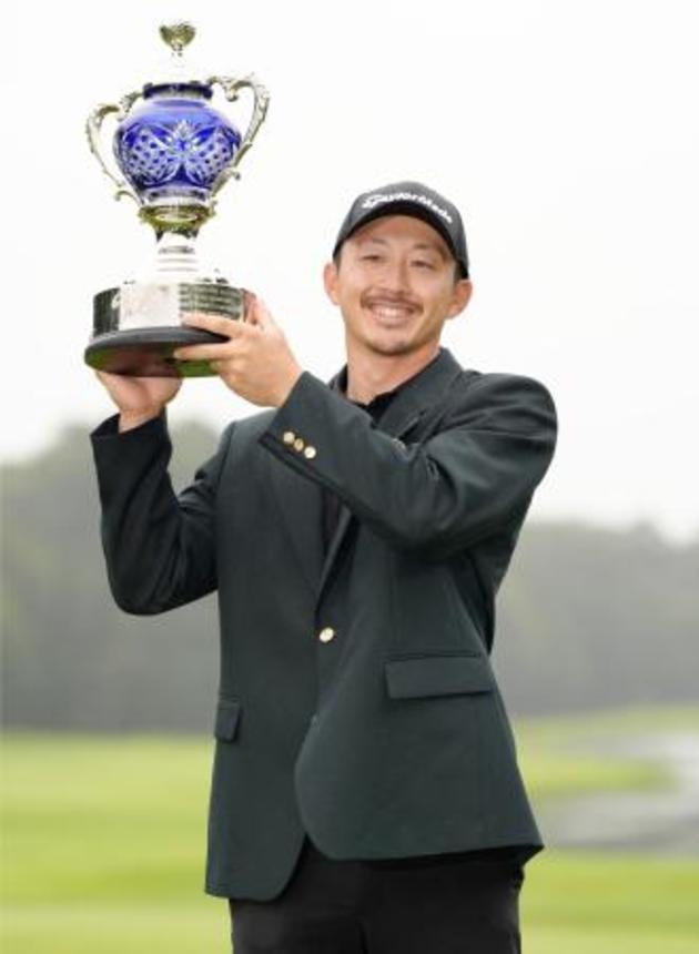 　２年ぶりの通算３勝目を挙げた岩崎亜久竜＝西那須野ＣＣ