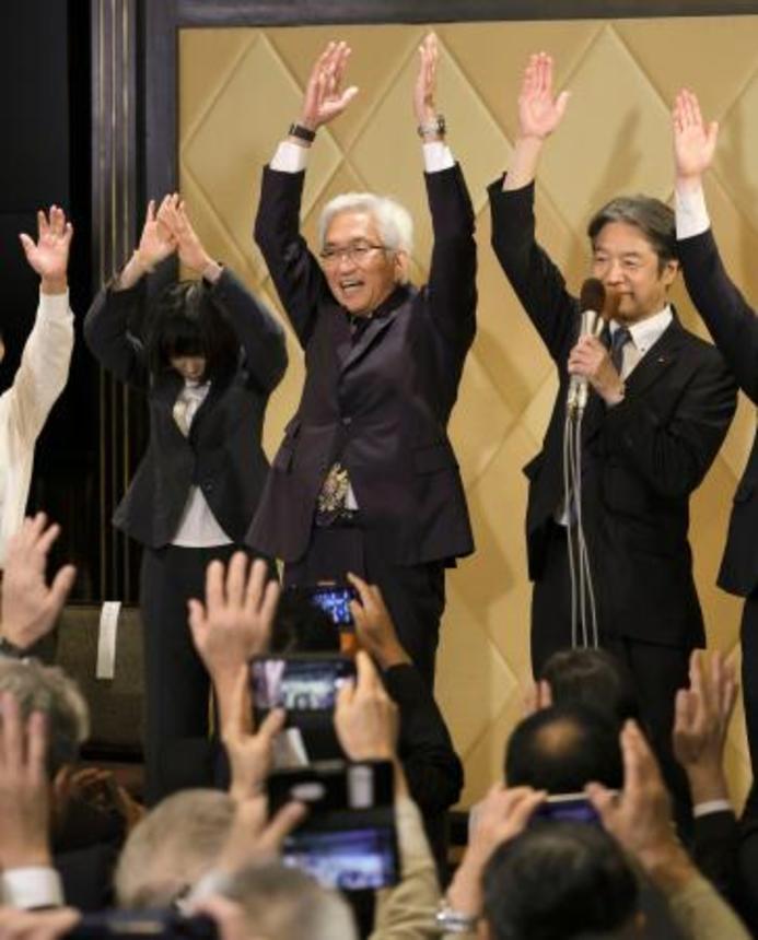 　京都選挙区で当選を決め、万歳する自民党の西田昌司氏（中央）＝２０日深夜、京都市内のホテル