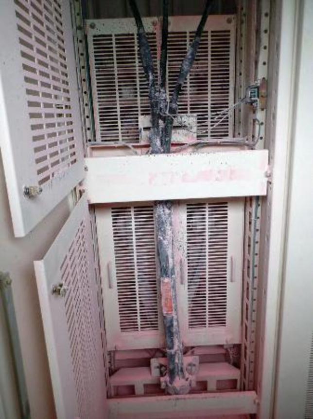 　火災で燃えた高圧配電盤内のケーブル＝７日午前、茨城県東海村の加速器施設「Ｊ―ＰＡＲＣ」（高エネルギー加速器研究機構提供）